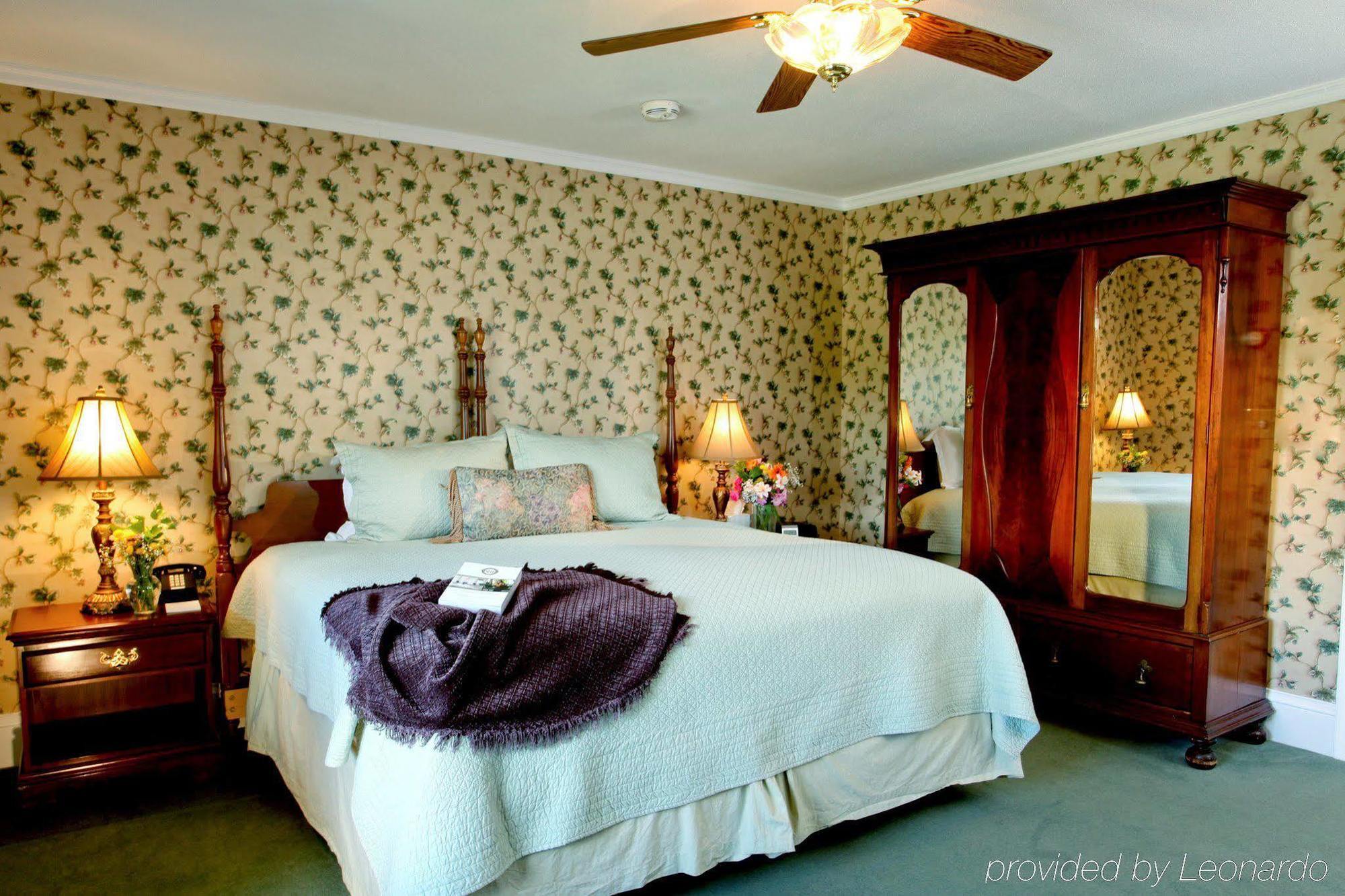 The Manor On Golden Pond Bed & Breakfast Holderness Exterior photo